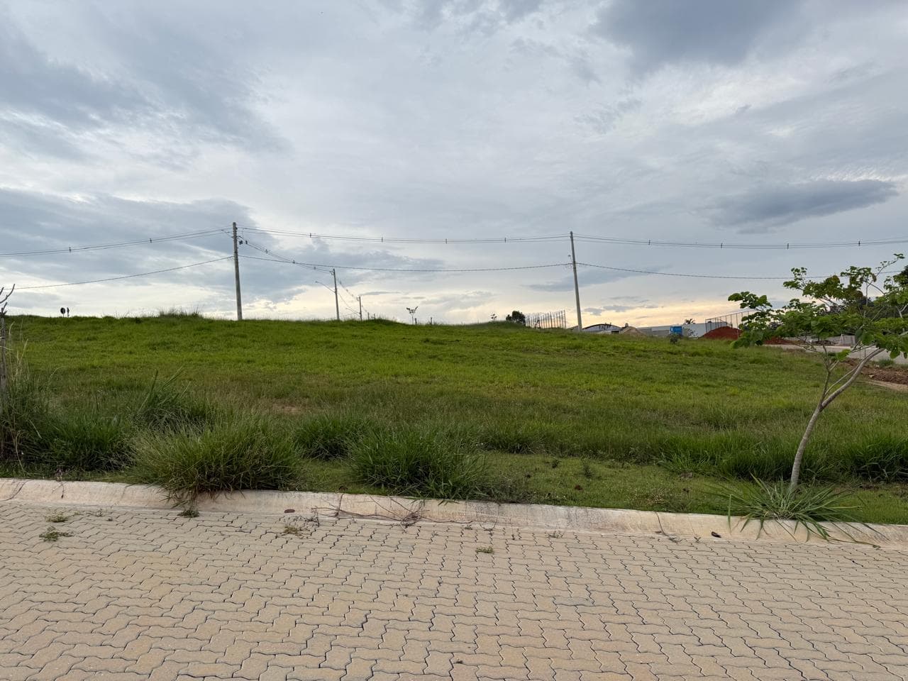 Terreno à venda, 200 m² por R$ 312.000,00 - Condomínio Campo Di Fiori - Taubaté/SP em Piracangaguá, Taubaté/SP — Orah Houses