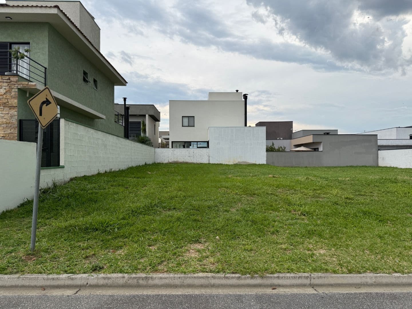 Terreno à venda, 300 m² por R$ 460.000,00 - Residencial OuroVille - Taubaté/SP em Piracangaguá, Taubaté/SP — Orah Houses