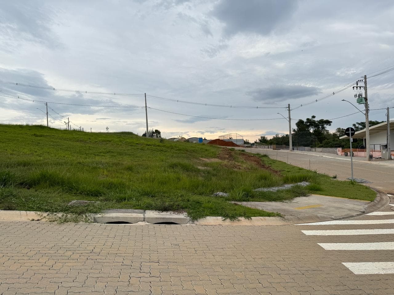 Terreno à venda, 251 m² por R$ 392.300,00 - Condomínio Campo Di Fiori - Taubaté/SP em Piracangaguá, Taubaté/SP — Orah Houses